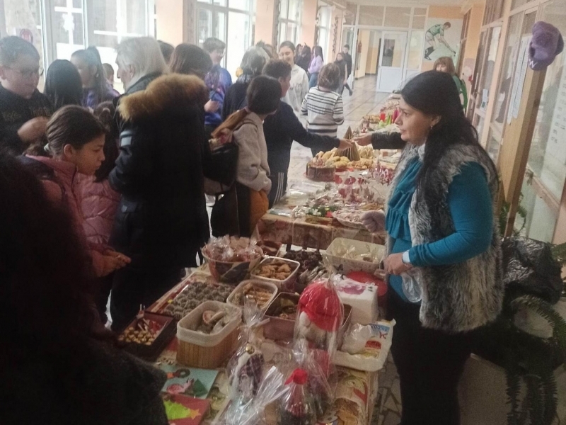 2015,32 лв. събраха от благотворителен Коледен базар децата от СУ „Цветан Радославов“ - Свищов 