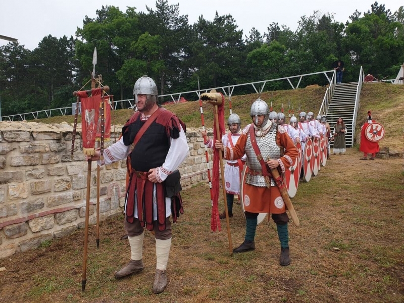 Над 120 реенактори съживиха античната история в римския град Нове край Свищов 