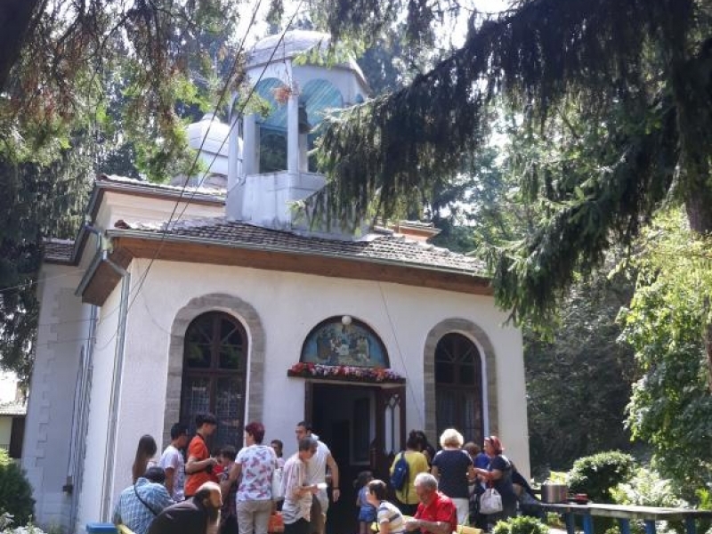 Манастирът “Покров Богородичен“ край Свищов събра стотици миряни отблизо и далеч