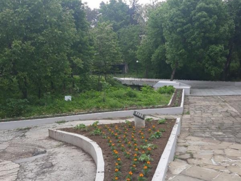 Новоизградени цветни алеи красят ремонтирания мост в местността „Паметниците“ край Свищов