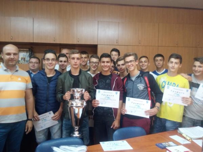 Кметът Генчев приветства футболистите на „Академик“ за купата на международния турнир във Франция   