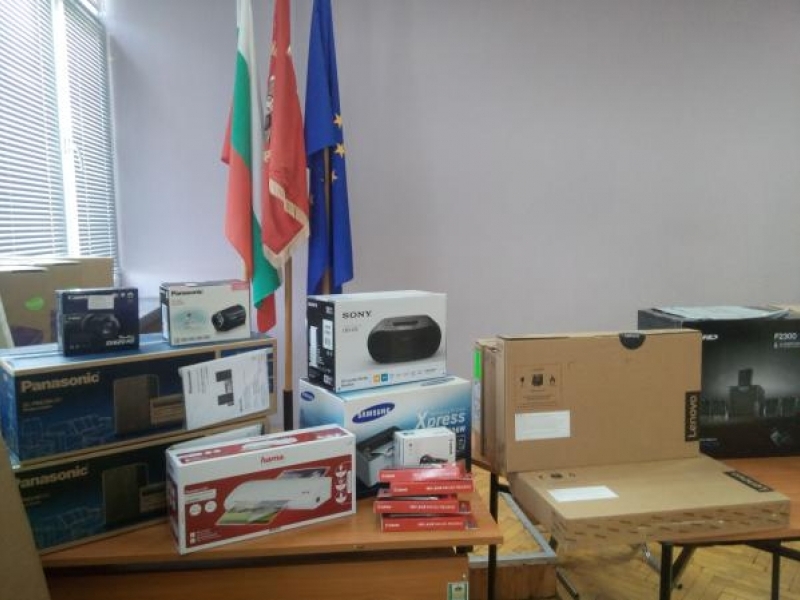 По проект „Да успеем всички заедно“ две училища в Свищов получиха техника и оборудване за клубове по интереси