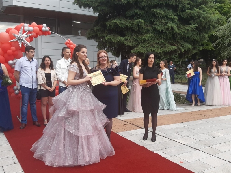 207 абитуриенти от пет свищовски училища преминаха днес по червения килим в крайдунавския град 