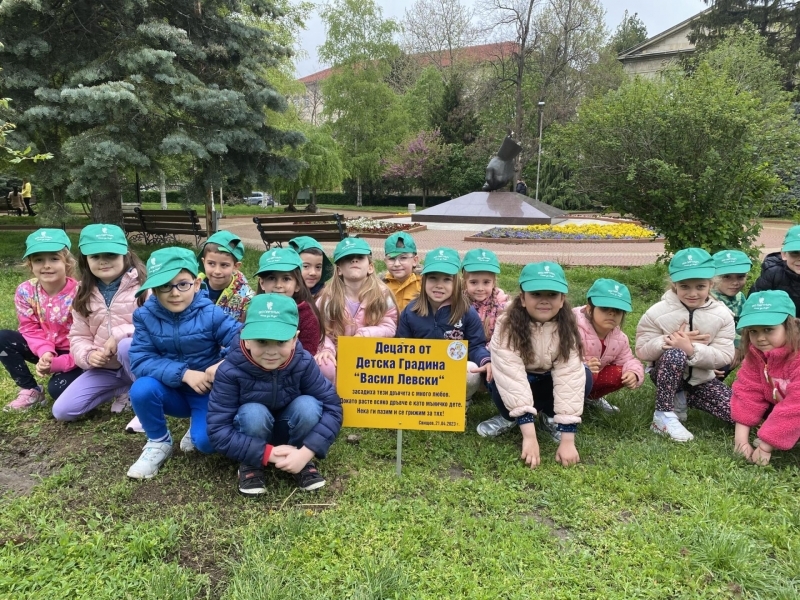 Деца, родители и учители от ДГ "Васил Левски“ отбелязаха Световния ден на Земята като засадиха дръвчета и цветя 