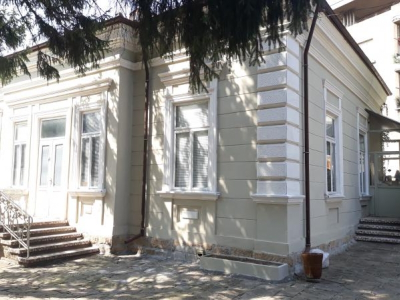 Подновен и приветлив е дворът на Самоковлиевата къща в Свищов