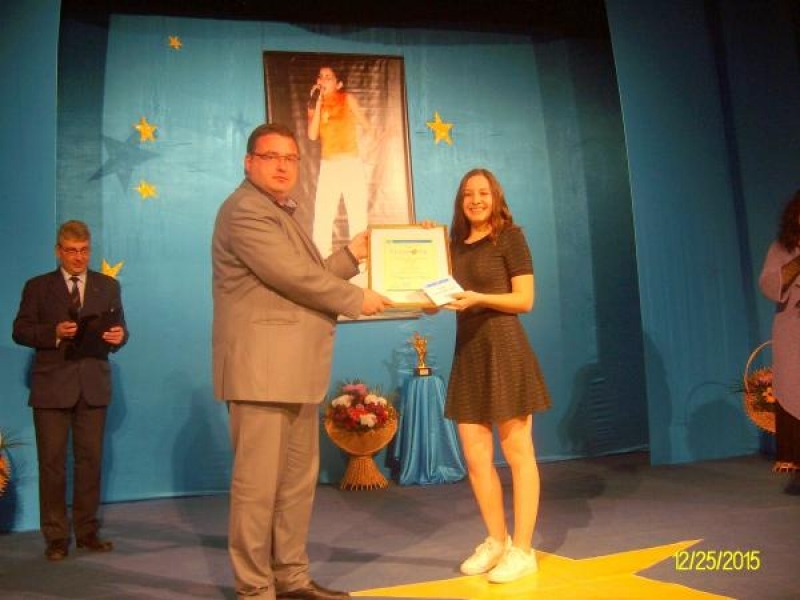 17-годишната Камелия Петрова от Разград е носител на статуетката „Звездици за Лора“ за 2016 година.