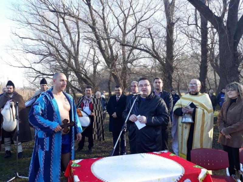 28 годишният Павлин Славев извади богоявленския кръст от осветените води на река Дунав в Свищов