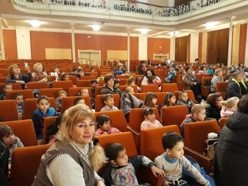 За втора година община Свищов подари коледно театрално представление на децата от всички детски градини