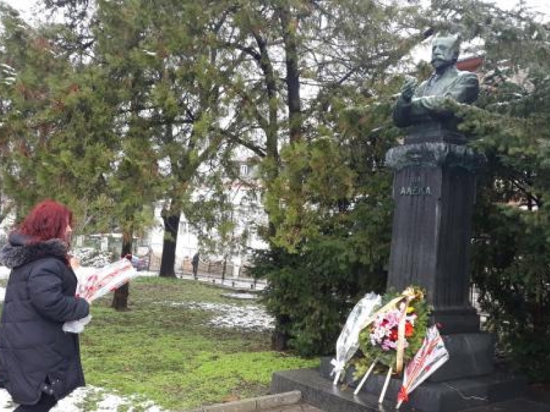 Ръководството на Общината и културните институции в Свищов поднесоха цветя на паметника на Алеко Константинов