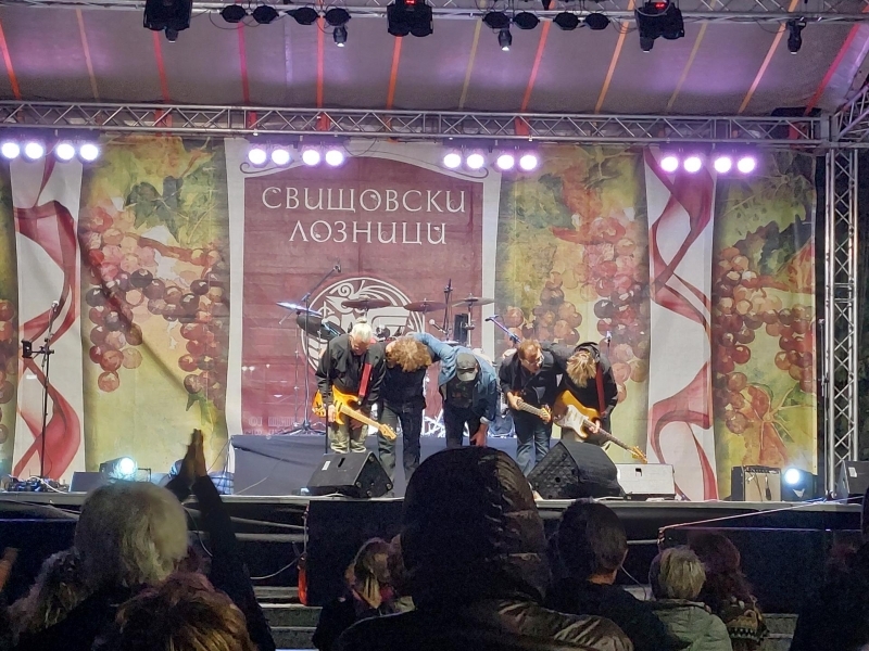 Стефан Вълдобрев и "Обичайните заподозрени" докоснаха публиката в Свищов със своята непринуденост, талант и добро отношение 