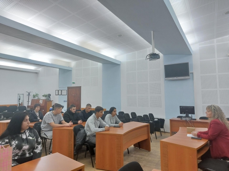 Ученици от ПДГТ "Димитър Хадживасилев" посетиха Община Свищов по повод Деня на българската община 