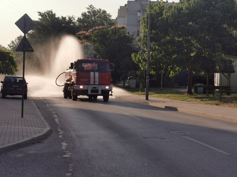 Овлажняване на улиците в Свищов срещу жегата и запрашаването
