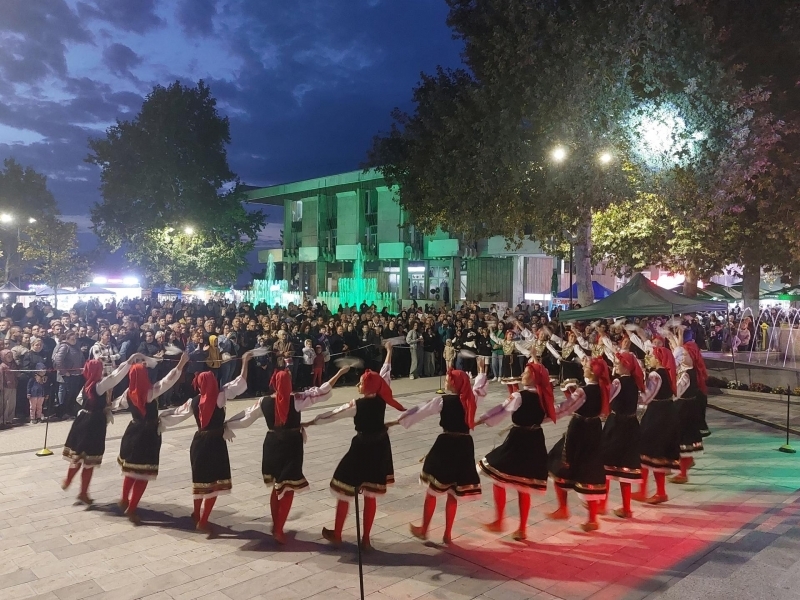 Кметът на Свищов официално откри празниците на града "Свищовски лозници"    