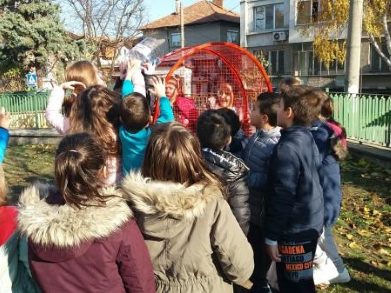 Сърце за събиране на капачки в двора на СУ „Николай Катранов“ – град Свищов