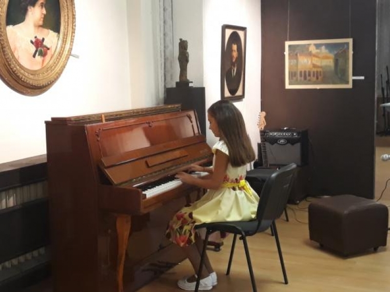Благотворителен концерт в помощ на млада жена от Свищов организираха  Школата по изкуства при Първо българско читалище и ХГ „Николай Павлович“ 