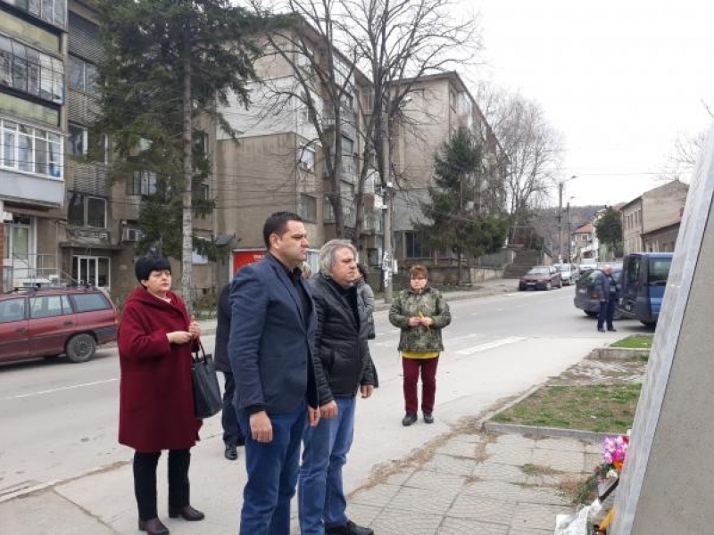 С едноминутно мълчание и поднасяне на цветя бе почетена паметта на жертвите от най-голямото земетресение в България