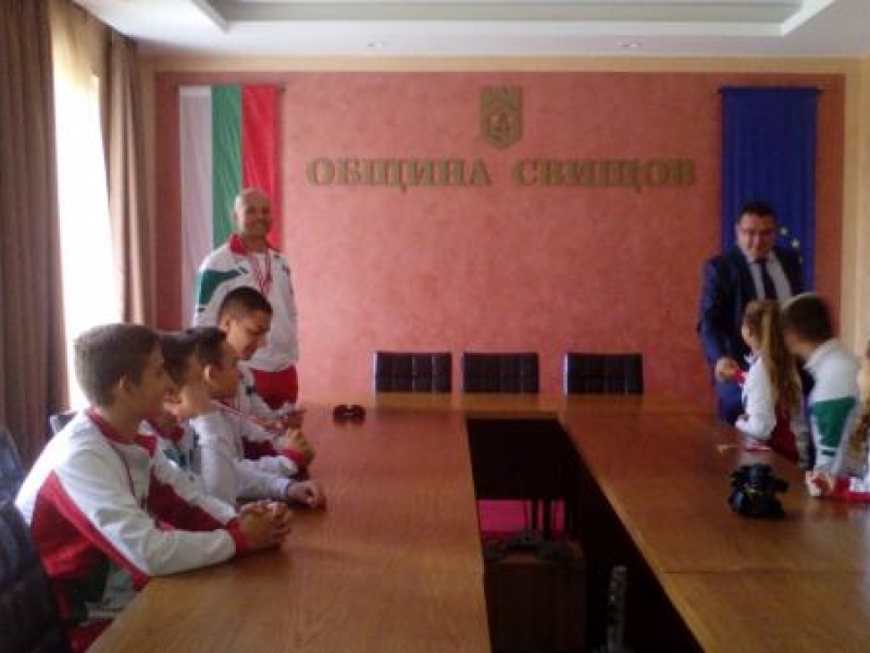 Кметът Генчев удостои с почетен знак сенсей Марин Маринов за високите постижения на ГКК „Алеко