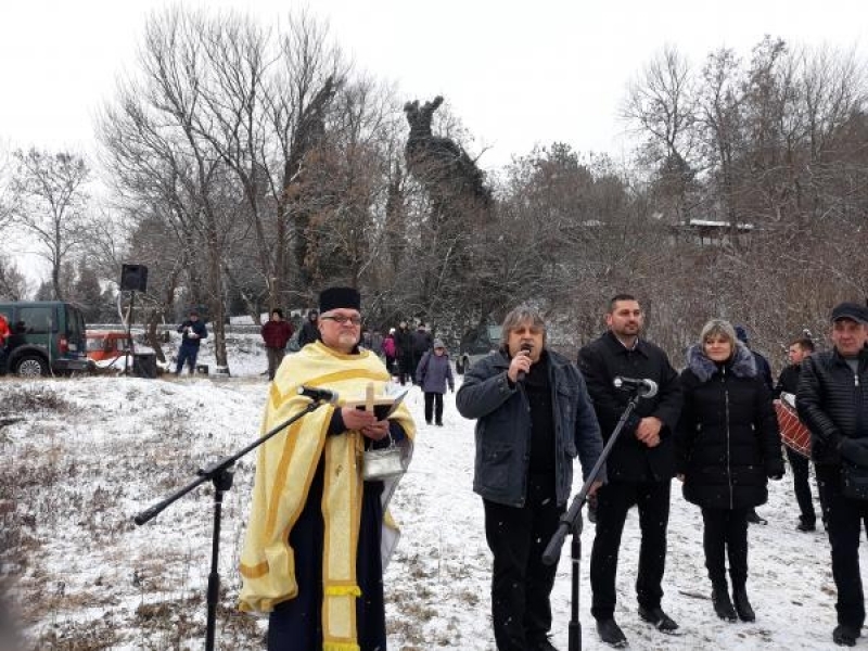 32 годишният Свилен Петков извади богоявленския кръст от река Дунав в Свищов 