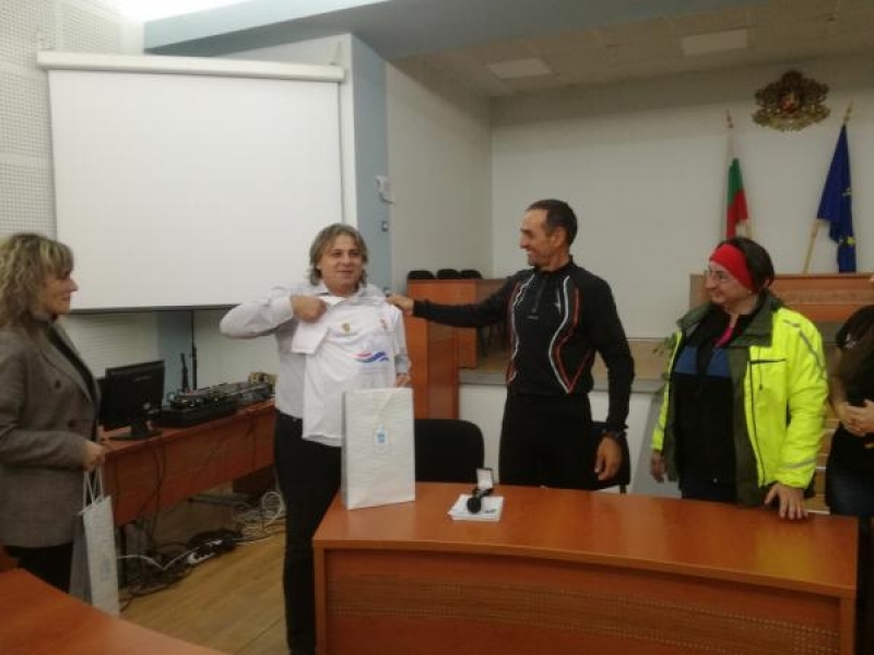 Унгарският ултраспортист Пал Ющьош-Хидвеги гостува в Свищов като част от проект популяризиращ Дунавската стратегия