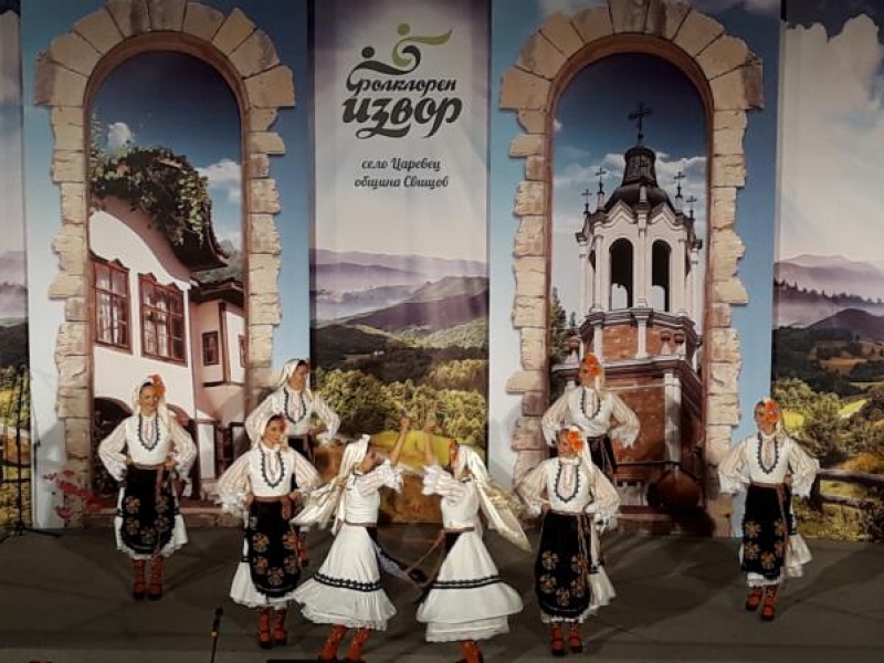 Ансамбъл „Пирин“ заплени публиката на „Фолклорен извор“ в село Царевец