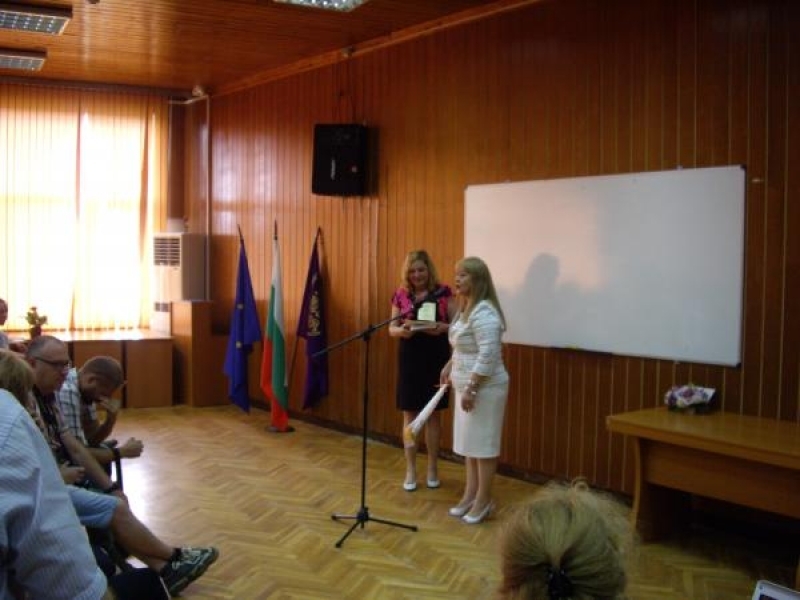РУО – Велико Търново връчи почетна награда на учител от СПГ „Алеко Константинов”