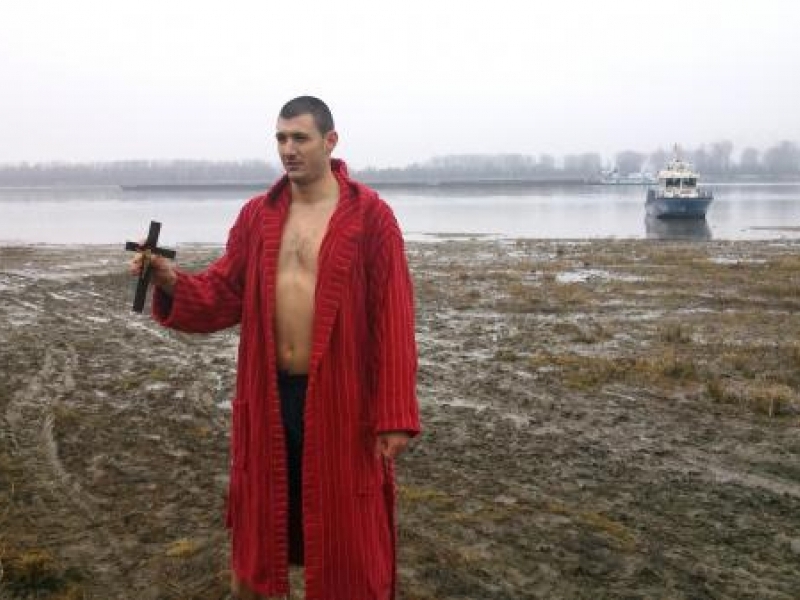 26 годишният Владислав Вутов извади богоявленският кръст от ледените води на река Дунав