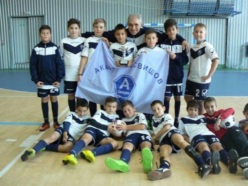 Малките футболисти от „Академик” – Свищов заеха второ място в турнира за купа „Етър” в Търново