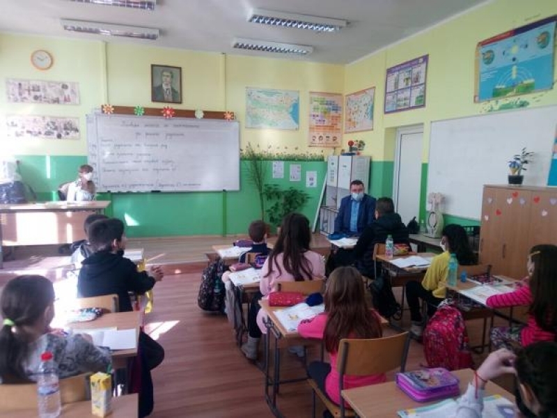 Кметът на община Свищов Генчо Генчев посети  СУ „Цветан Радославов“, за да проведе среща с учениците от 4 и 8 клас 