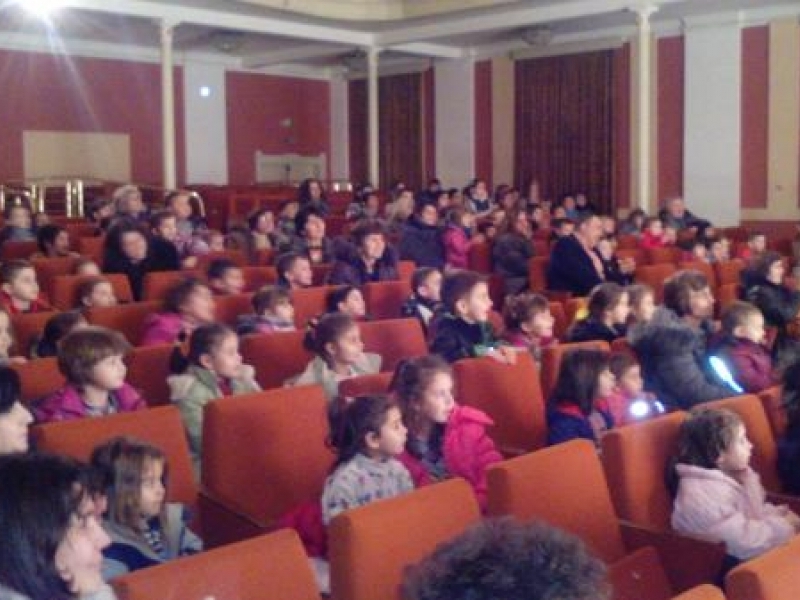 Община Свищов подари коледно театрално представление на децата от всички детски градини