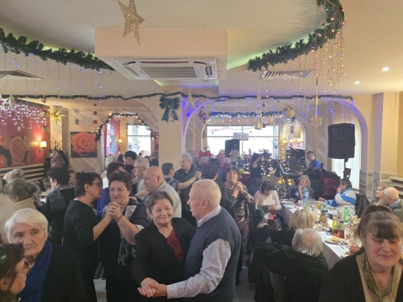 Пенсионерските клубове в Свищов отпразнуваха заедно предстоящите коледни и новогодишни празници 