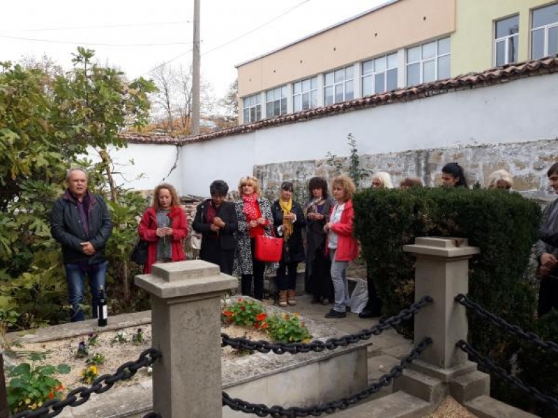 Културните институции в Свищов поднесоха цветя на паметниците на свищовските будители 
