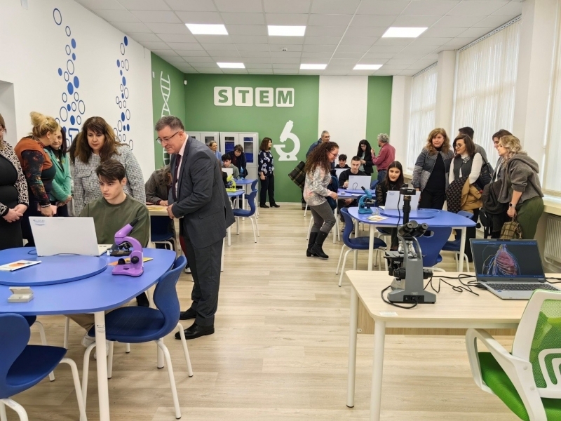 СУ „Николай Катранов“ откри СТЕМ център по природни науки, математика и информатика 