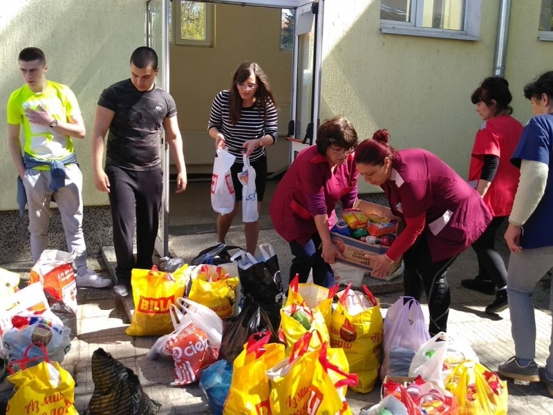 Ученици от СУ „Николай Катранов“ отвориха сърцата си и дариха хранителни продукти за приюта в село Леденик 