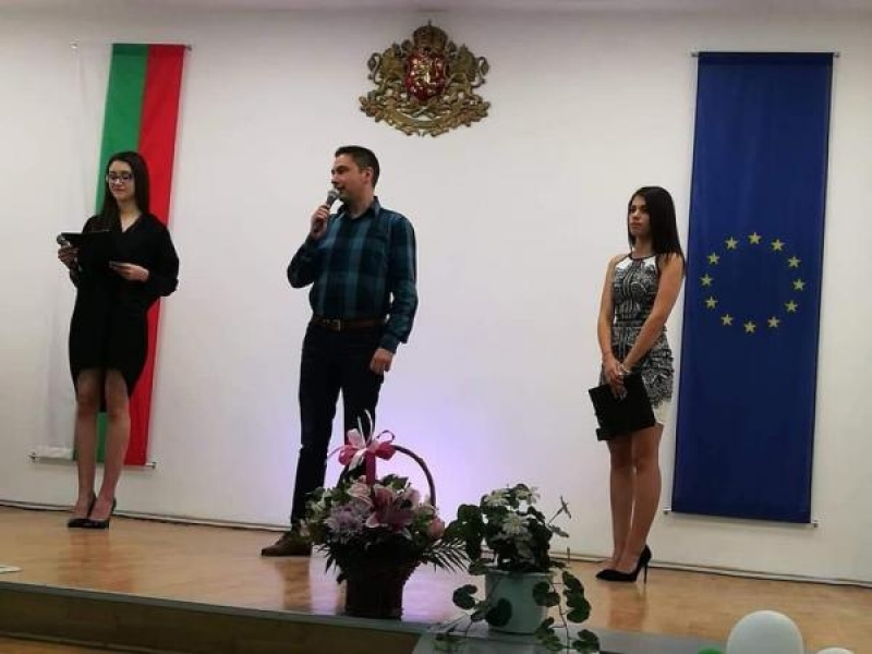 Школата за поп и рок изпълнители „Естрада“ в град Свищов направи своя заключителен концерт