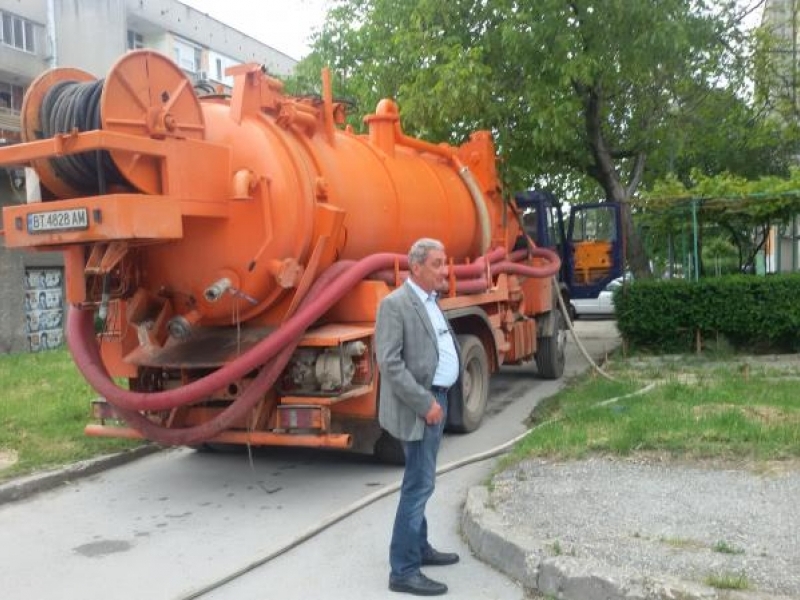 С намесата на Община Свищов започна мащабно почистване на канализацията в комплекс „Химик“