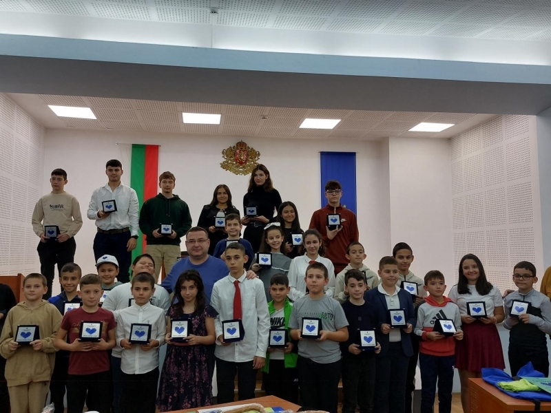 Местната комисия за борба срещу противообществени прояви в Свищов награди 32 деца с добри сърца 