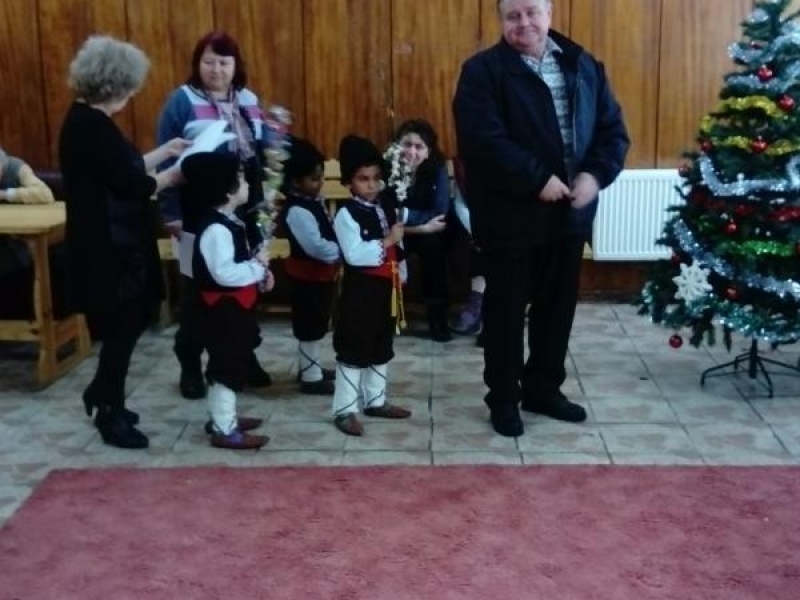 Центърът за пълнолетни лица с деменция в село Овча могила посрещна коледари в навечерието на Рождество Христово