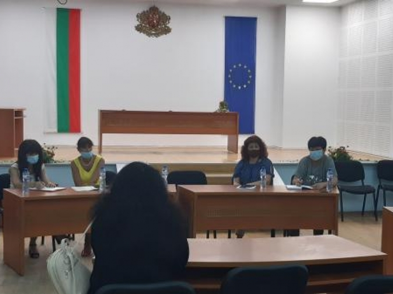 Десетки граждани посетиха днес съвместната приемна на Община Свищов, Дирекция „Социално подпомагане“ и Дирекция „Бюро по труда“ в Свищов 