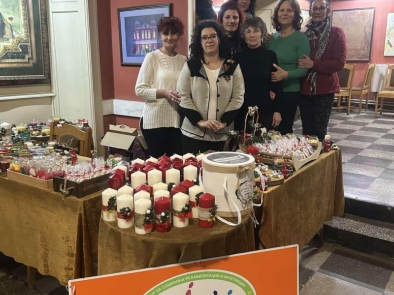 Коледният благотворителен спектакъл „Заедно на сцената“ събра 1420 лева в подкрепа на ЦСРИ – Свищов 