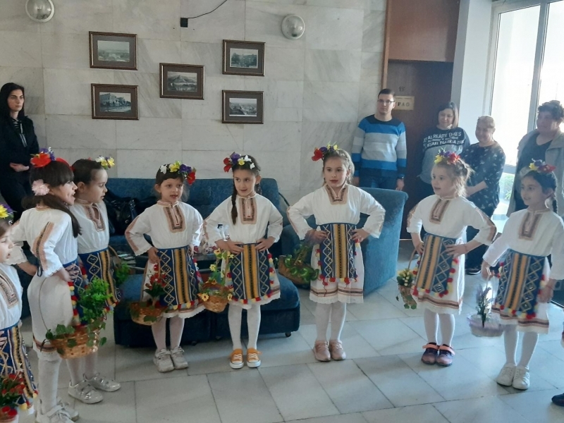 Лазарки от ДГ "Калина Малина" зарадваха служителите на Община Свищов 