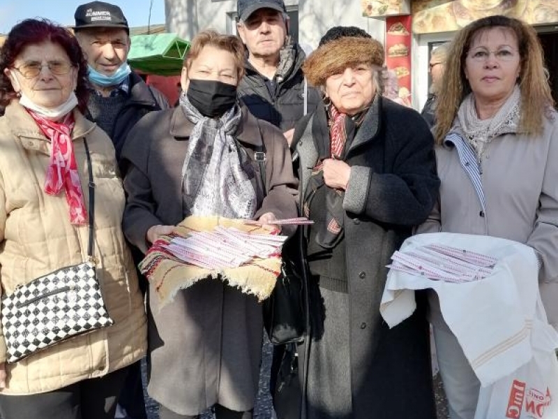 В навечерието на 1 март членовете на ККП „Щастливеца“ в гр. Свищов подариха 60 мартеници на свои съграждани 