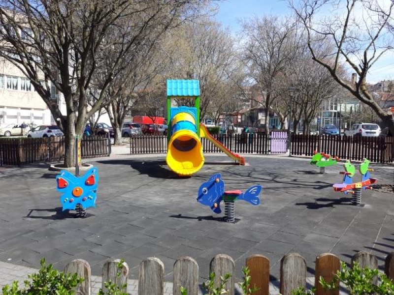 Община Свищов започна подмяната на счупени и амортизирани съоръжения в детските кътове за игра