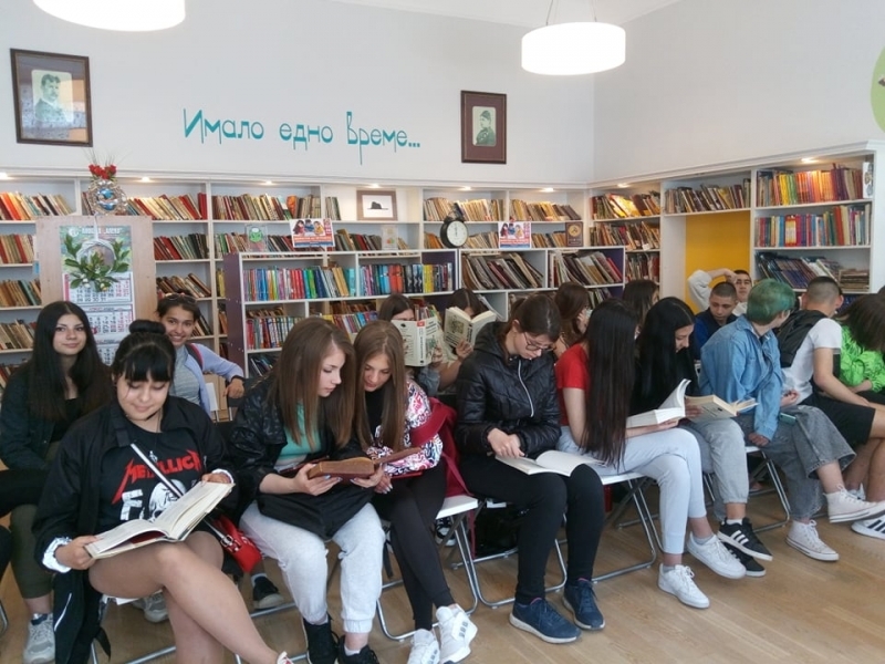 Световния ден на книгата отбелязаха ученици от ПДТГ „Димитър Хадживасилев“ - Свищов 