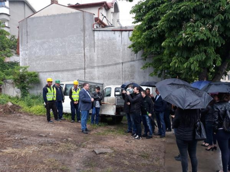 В Свищов започнаха дейности по укрепване на ерозирал скат застрашаващ сигурността на няколко жилищни сгради