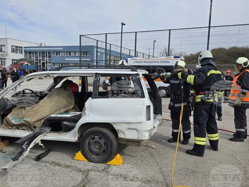 Демонстрация за извеждане на пострадал при пътнотранспортно произшествие и учебна евакуация при пожар проведоха в свищовско училище  