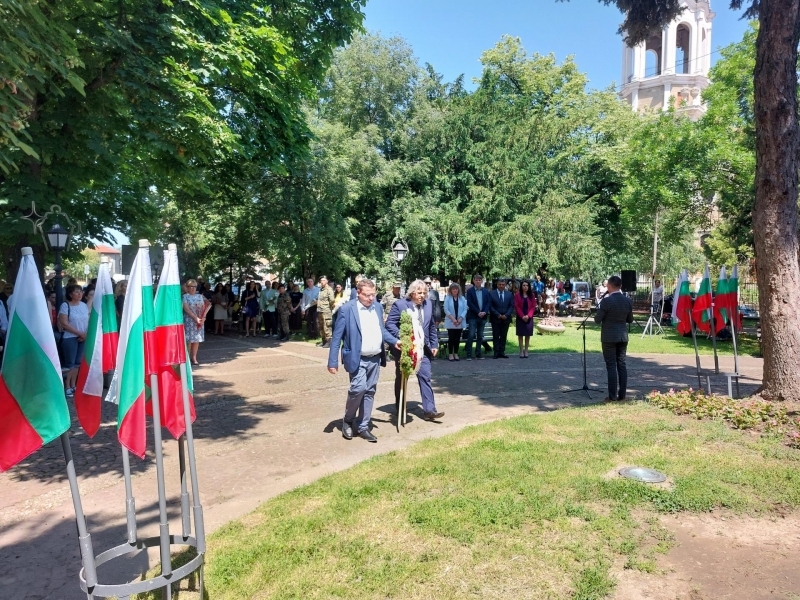 Денят на Ботев бе отбелязан с общоградско поклонение днес в Свищов 