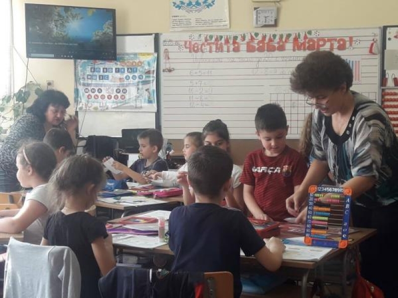 Първокласници от СУ „Николай Катранов“ демонстрираха как най-добре се пише домашното по математика