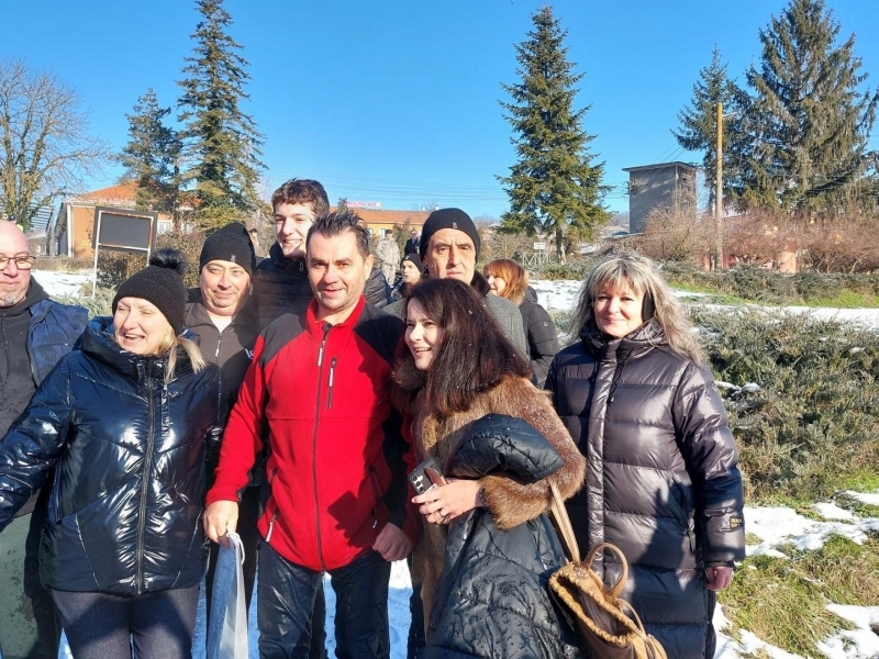 На обичая „Къпанки“ младоженецът Тома Савов бе окъпан за здраве в ледените води на чешмата в с. Царевец