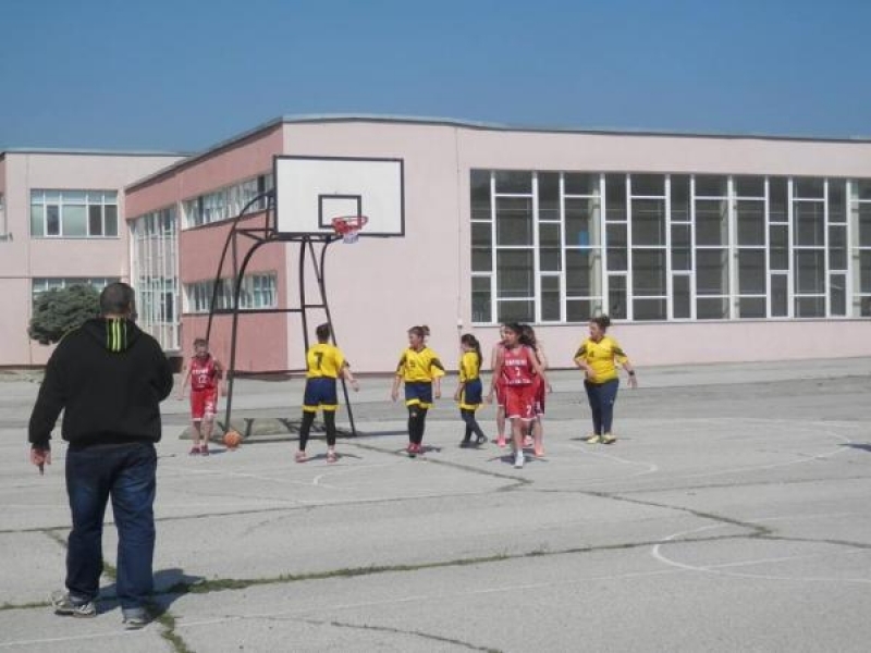 В СУ „Димитър Благоев“ се проведоха ученически спортни игри по повод патронния празник на училището