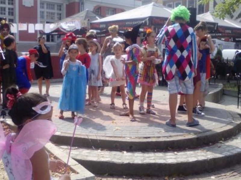 Юлско лято в Първо българско читалище приключи с пъстър карнавал